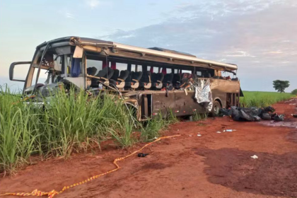 Acidente entre caminhão e ônibus com universitários deixa 12 mortos em rodovia