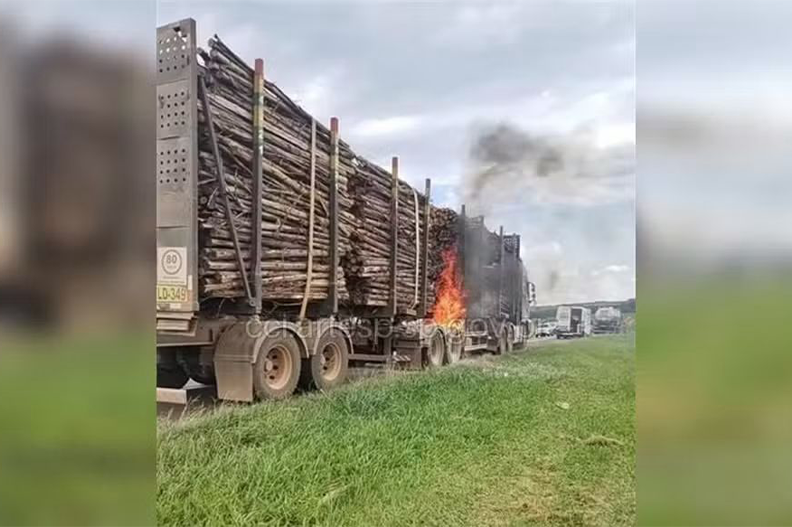 Carreta bitrem carregada com madeira pega fogo