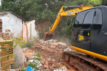 Prefeitura realiza a demolição das casas situadas em área de risco no Córrego Aranha, na Vila Bom Jesus