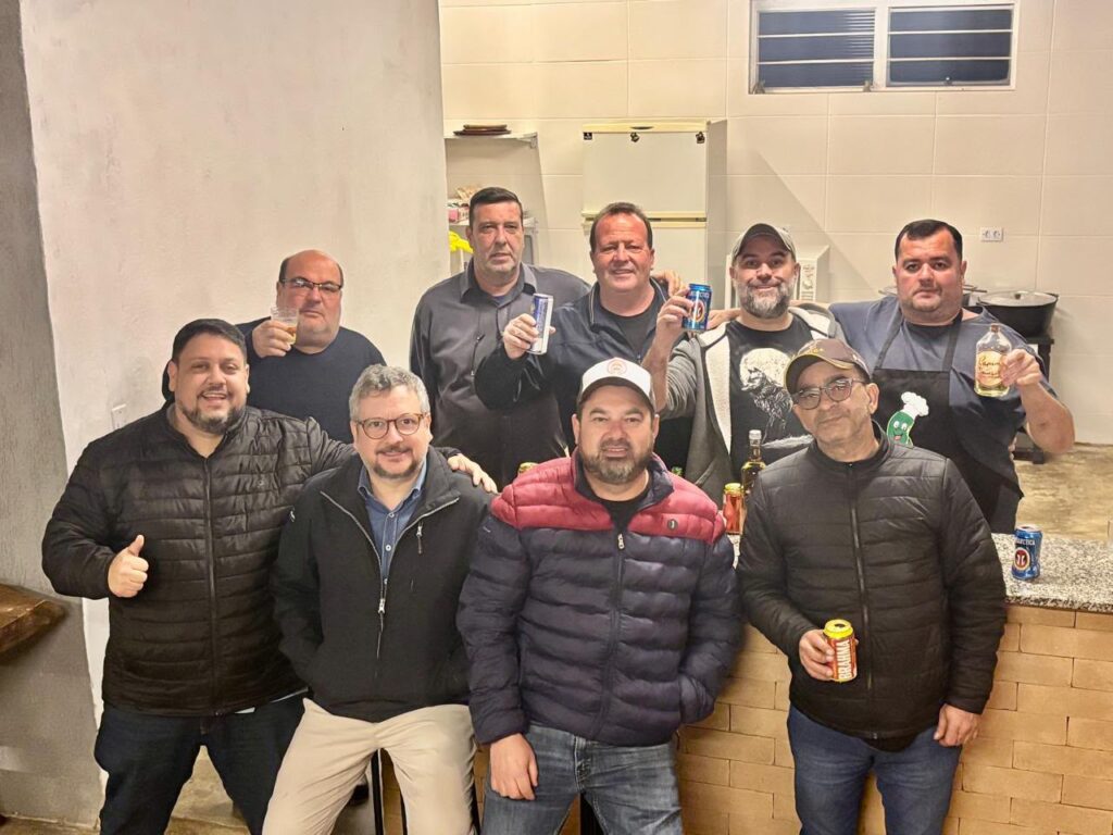 Equipe responsável pela feijoada em reunião para acerto dos últimos detalhes